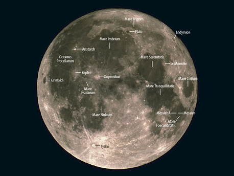 Der voll beleuchtete Mond zeigt viele helle Strahlenkrater. Manche sind bereits mit bloßen Augen zu sehen.