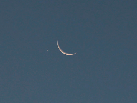 Von Zeit zu Zeit bedeckt der Mond die Venus oder kommt ihr zumindest am Himmel recht nahe.