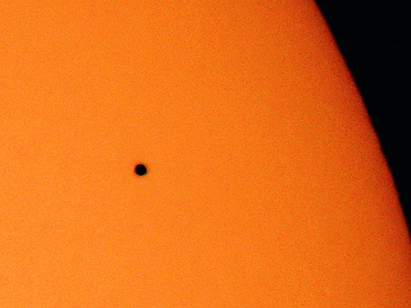 Merkur vor der Sonnenscheibe am 7. Mai 2003, 8.52 Uhr UTC