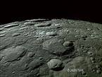 Standbild aus einer hochaufgelösten Videosequenz, die die japanische Mondsonde Selene an der Nordpolregion des Erdtrabanten aufnahm.
