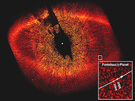 Fomalhaut b Auf diesem Bild ist Formalhaut b zu erkennen (kl. weißer Kasten). Er ist 100 Millionen Mal lichtschwächer als Formalhaut, befindet sich innerhalb eines ausgedehnten Staubringes um den Stern und benötigt für einen Umlauf 870 Jahre.