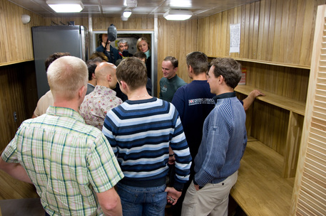 Besichtigung der Mars500 Anlage in Moskau Die Kandidaten der 105-tägigen Studie besuchten auch die Anlage der für 2009 geplanten Studie Mars500.