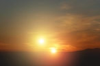 Computergenerierter Sonnenuntergang, so wie er auf einem fernen Exoplaneten aussehen könnte. Auch in Doppelsternsystemen könnten technologisch hoch entwickelte Lesewesen eine Nische gefunden haben
