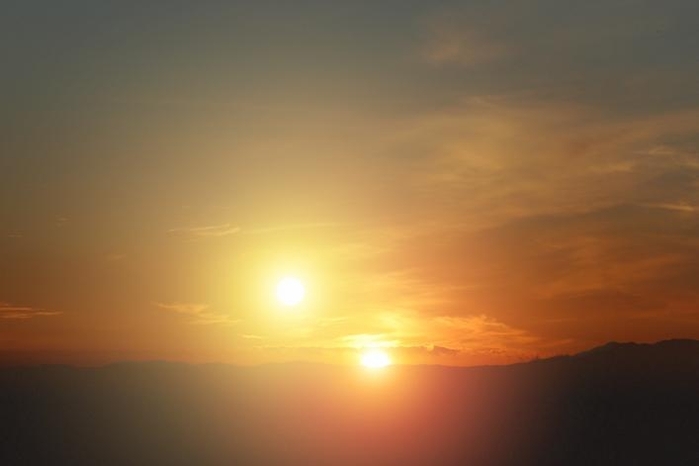 Computergenerierter Sonnenuntergang, so wie er auf einem fernen Exoplaneten aussehen könnte. Auch in Doppelsternsystemen könnten technologisch hoch entwickelte Lesewesen eine Nische gefunden haben