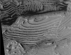 Dieses Bild ziegt die verschiedenen sedimentierten Gesteinsschichten, in welchen die Schichten einer Serie alle ungefähr dieselbe Dicke haben
