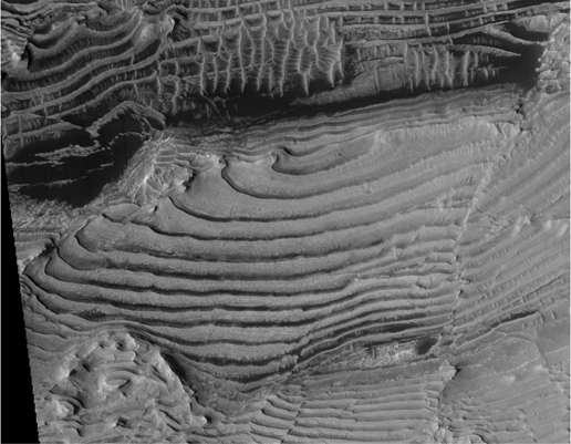 Dieses Bild ziegt die verschiedenen sedimentierten Gesteinsschichten, in welchen die Schichten einer Serie alle ungefähr dieselbe Dicke haben
