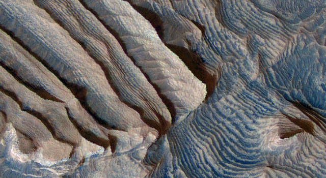 Die Stufen sind jeweils mehrere Meter hoch, jeweils zehn Stufen bilden ein sich regelmäßig wiederholendes Muster. Aufgenommen vom Mars Reconnaissance Orbiter der NASA
