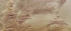 Farb-Draufsicht auf Yardangs im Gebiet Eumenides Dorsum