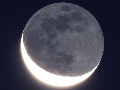 Schmale Mondsichel Unser Erdtrabant, wenige Tage nach Neumond
