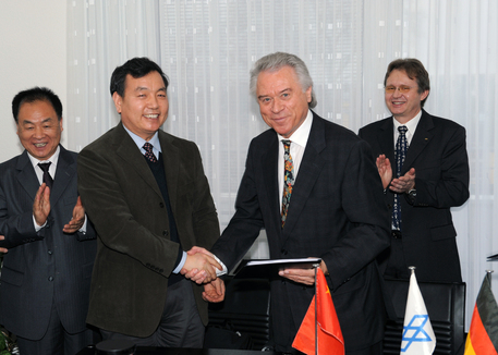 Dr. Ludwig Baumgarten und Prof. Wang Wenbao (vorne links) bei der Unterzeichnung.