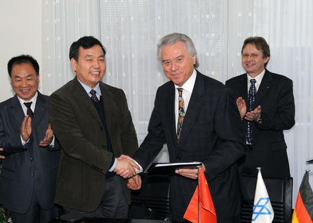 Dr. Ludwig Baumgarten und Prof. Wang Wenbao (vorne links) bei der Unterzeichnung.