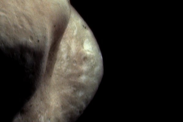 1898 wurde Eros als erster erdnaher Asteroid entdeckt. Seine Umlaufbahn reicht bis in den Orbit des Mars.