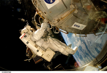 NASA-Astronaut Rex Walheim beim ersten Außenbordeinsatz der Columbus-Mission am 11. Februar 2008. Zusammen mit seinem Kollegen, montierte Walheim das Europäische Forschungslabor Columbus an der Internationalen Raumstation ISS.