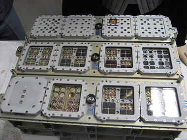 Das vollständig mit Proben bestückte Experiment EXPOSE-R, kurz vor dem Transport nach Moskau.
Die nach der Mission gewonnenen Ergebnisse können dazu beitragen, mehr über die Entstehung, die Evolution und die Ausbreitung von Leben zu verstehen.