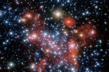 Blick ins Zentrum unserer Heimatgalaxie, der Milchstraße. Die Aufnahme wurde mit adaptiver Optik am VLT im nahen Infrarot bei drei Wellenlängen gewonnen. Man erkennt heiße blaue neben kühleren roten Sternen sowie rotleuchtende Gaswolken.