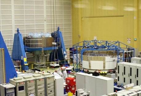 Blick in den Reinraum: Das zweite ATV im Bau. Im Vordergrund unter dem blauen Gerüst die Elektronik-Einheit, im Hintergrund auf dem blauen Gestell die Antriebseinheit mit den verhüllten Treibstofftanks. 