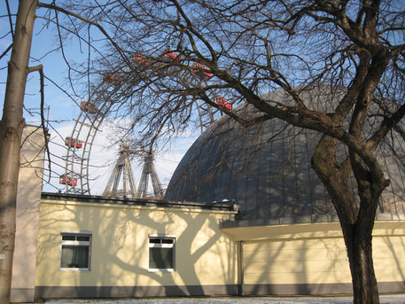 Das Planetarium im Wiener Prater befindet sich direkt neben dem weltbekannten Riesenrad.