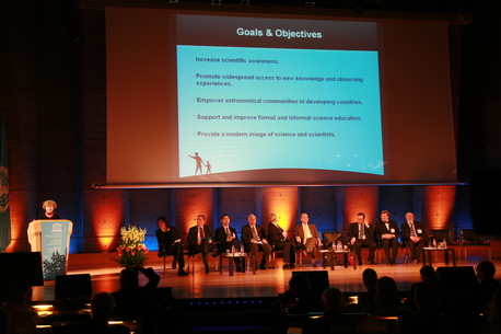 Eröffnung IYA 2009 Die Präsidentin der Internationalen Astronomischen Union, Catherine Cesarsky (am Rednerpult) und andere Honoratioren bei der Eröffnung des IYA 2009 vor 900 geladenen Gästen in Paris.