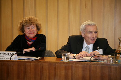 Catherine Cesarsky (IAU) und Martin Rees während der Pressekonferenz zum Start des Internationalen Jahres der Astronomie 2009
