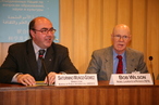Saturnini Munoz-Gomez und Physik-Nobelpreisträger Bob Wilson auf der IYA-Pressekonferenz