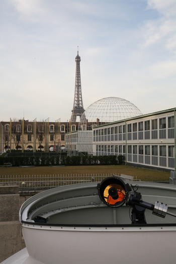 "Golden Eye" vor dem UNESCO-Gebäude. Im Hintergrund, der Eiffelturm.