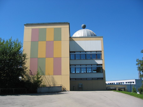 Das Planetarium und die Sternwarte der Astronomischen Vereinigung Augsburg befinden sich auf dem Dach der Volksschule Diedorf.