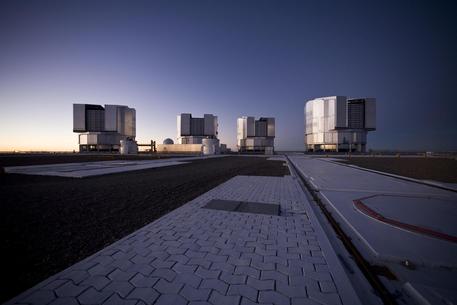 VLT, Paranal Diese Aufnahme der vier Teleskope auf dem Paranal entstand abends, kurz nach Sonnenuntergang.