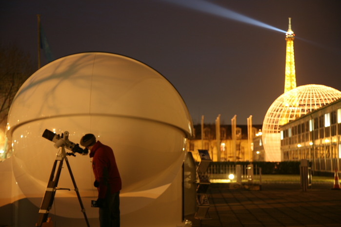 Nächtliche Beobachtung vor Eiffelturm: Auch aus der Großstadt heraus ist Astronomie möglich!