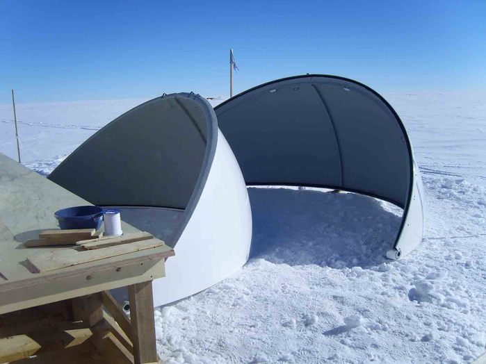 Die abgedichteten Elemente der Kuppel vor der Endmontage.