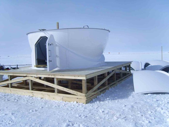 Die halbfertig montierte Kuppel auf einer Holzplattform.