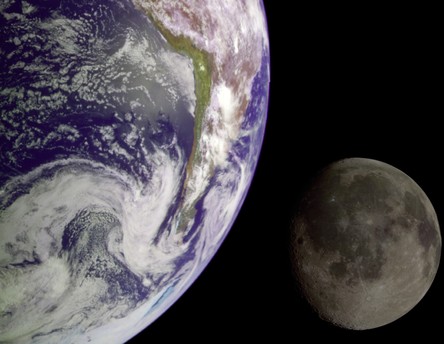 Fotomontage von Erde und Mond: Die Durchmesser der Himmelskörper sind etwa im gleichen Maßstab abgebildet; der Mond ist aber in Wirklichkeit rund 30 Erddurchmesser von der Erde entfernt.