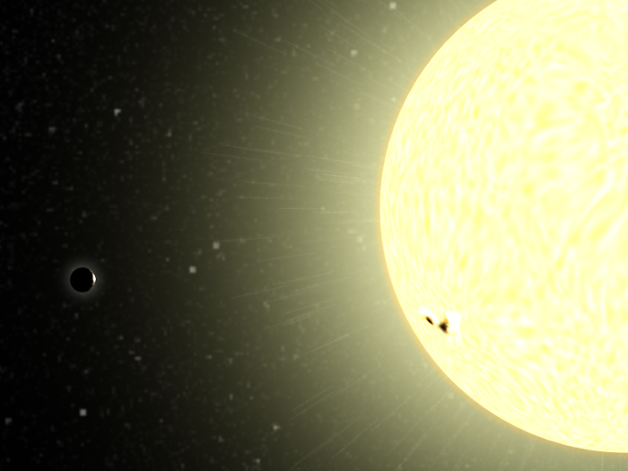 Corot-Exo-7b, punktförmiger Schatten unten links vor seinem Zentralstern (künstlerische Darstellung). Aufgrund der großen Nähe zu seiner Sonne vermuten Forscher Temperaturen von über 1000 Grad Celsius auf dem extrasolaren Planeten.