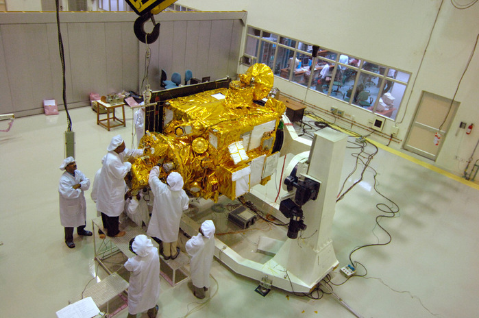 Chandrayaan-1 bei Tests vor dem Start in einer Montagehalle.
