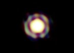 Eines der schärften Farbbilder, die je aufgenommen wurde: Die VLTI-Aufnahme des Mira-Sterns T Leporis. Der Stern erscheint als Scheibe, die von einer sphärischen Molekülwolke umgeben ist. 