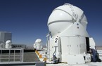 Die vier VLT- Hilfsteleskope (hier bei der Wartung am Tag) besitzen zwar nur Spiegel von je 1,8 Meter Durchmesser, können zusammengeschaltet das Auflösungsvermögen eines einzelnen 100-Meter-Spiegels erreichen. 