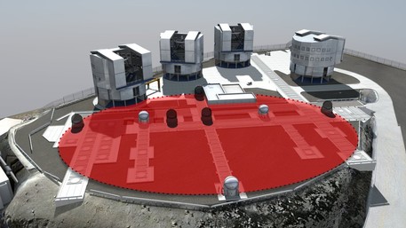 Die Hilfsteleskope (vorne) sind auf Schienen gelagert und können mit einer Präzision von Bruchteilen eines Mikrometers auf der Plattform des Cerro Paranal in Chile positioniert werden. Die rote Fläche markiert einen Durchmesser von 100 Meter