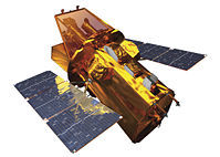 Skizze des Swift-Gammastrahlen-Satelliten, der seit 2004 auf einer 600 Kilometer hohen Bahn über der Erde nach Gammastrahlenausbrüchen Ausschau hält.