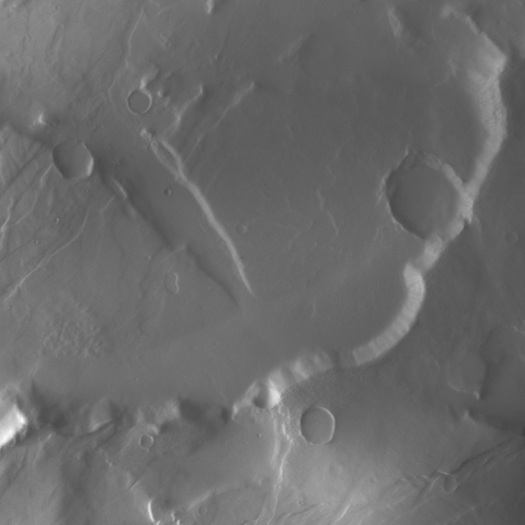 Dieses Bild nahm die deutsche Kamera an Bord der Raumsonde Dawn am 17. Februar beim Vorbeiflug am Roten Planeten auf. Zu sehen ist der mit Kratern überzogene Bereich von Tempe Terra auf Mars. Der hier abgebildete Bereich hat eine Ausdehnung von ca. 55 km.