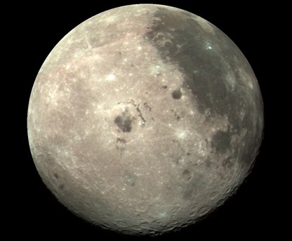 Das Bild wurde von der Raumsonde Galileo aufgenommen, als sie 1990 am Mond vorbei flog. Dabei konnte Galileo die Mondoberfläche aus einem Blickwinkel betrachten, der von der Erde aus nicht möglich ist, weil der Mond der Erde stets die gleiche Seite zeigt.