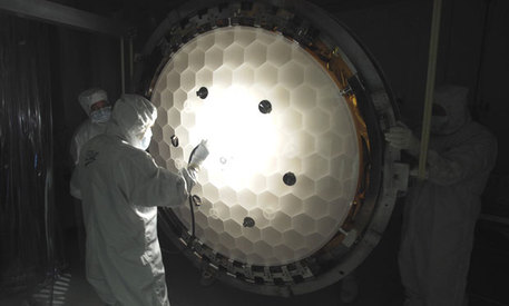 Der Spiegel des Kepler Weltraumteleskops (hier bei Tests vor der Integration) wird auch geringste Helligkeitsschwankungen an Sternen registrieren - ein Hinweis auf den Vorübergang eines Planeten.