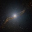 Imagen de la parte central de Centaurus A. La imagen se basa en datos recogidos con el instrumento SOFI en New Technology Telescope de ESO en La Silla. La imagen original, que se obtiene mediante la observación en el infrarrojo cercano a través de tres diferentes filtros (J, H y K) ha sido especialmente procesada para buscar a través del polvo, proporcionando una visión clara del centro.