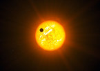 Impresión artística de un exoplaneta con una órbita retrógrada (sin gráficas adicionales)